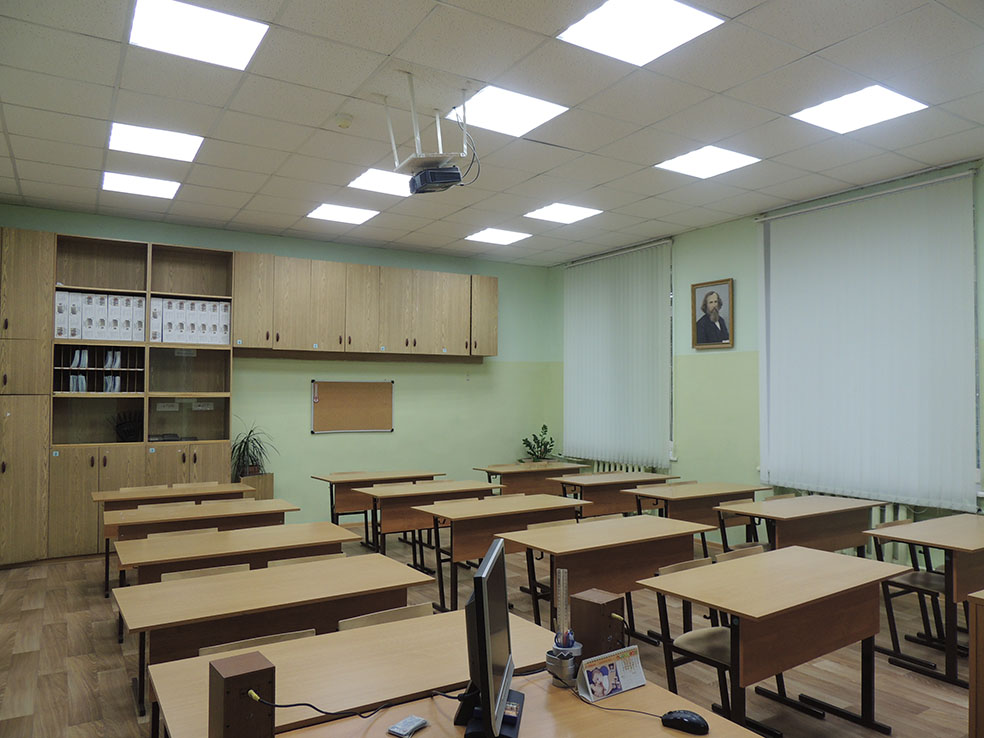 Техническое оснащение кабинета. Школа 25 Фряново кабинет математики. Шторы в кабинет математики. Специализированный кабинет математики. Бежевые стены в кабинете математики.